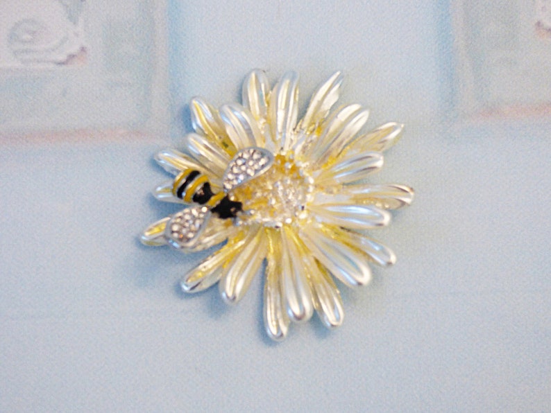 Bee on \u0421amomile Flower Magnetic Needle Minder Magnetic Sewing Minder Sewing Accessory Quilting Needlepoint Cross Stitch Minder