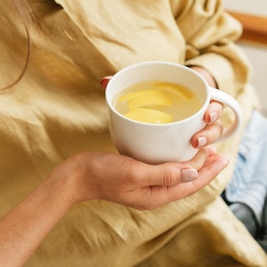 Tasse in Milch - Keramiktasse - weißer Becher - handgemachte Keramik - Steinzeug Becher - Tonbecher - Teetasse - Kaffeetasse
