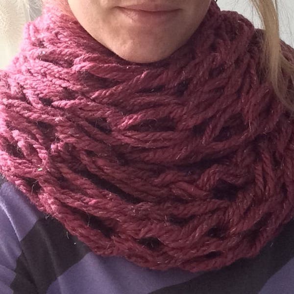 Snood violine tricoté aux bras, adulte ou enfant