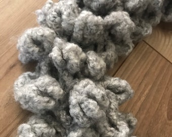Écharpe tricotée main 20% laine peignée gris