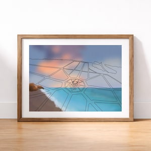 Puede incluir: Una impresión artística enmarcada con un diseño geométrico y un fondo de acuarela. La obra de arte tiene un contorno negro sobre un degradado de azul, naranja y blanco. El marco de madera añade un toque natural.