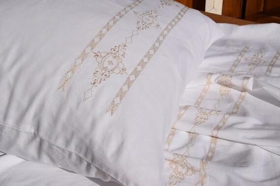 Vintage Pair Of Pillowcases And Linen Sheets Set C 1940 White Bedding Pillow Sham Home Decor Romantic