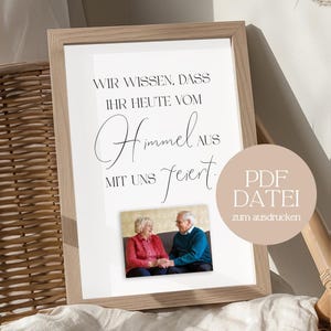 May include: A printable PDF file with a white background and black text that reads "Wir wissen, dass ihr heute vom Himmel aus mit uns feiert."  There is a photo of an older couple in the centre of the page.  The text "PDF DATEI zum ausdrucken" is in the bottom right corner.