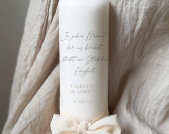 Personalisierte Hochzeitskerze | Stumpenkerze mit emotionaler Aufschrift mit Schleife, hochwertiges Wachs, 20cm