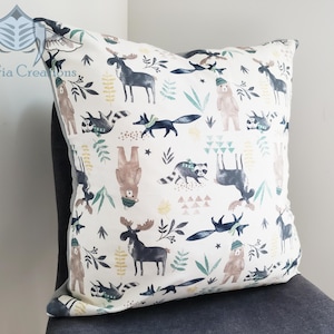 Funda de cojín decorativa color crema con diseño de alces y amigos - 45 x 45 cm