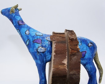 Serre livres girafe en papier mâché et rondins de bois