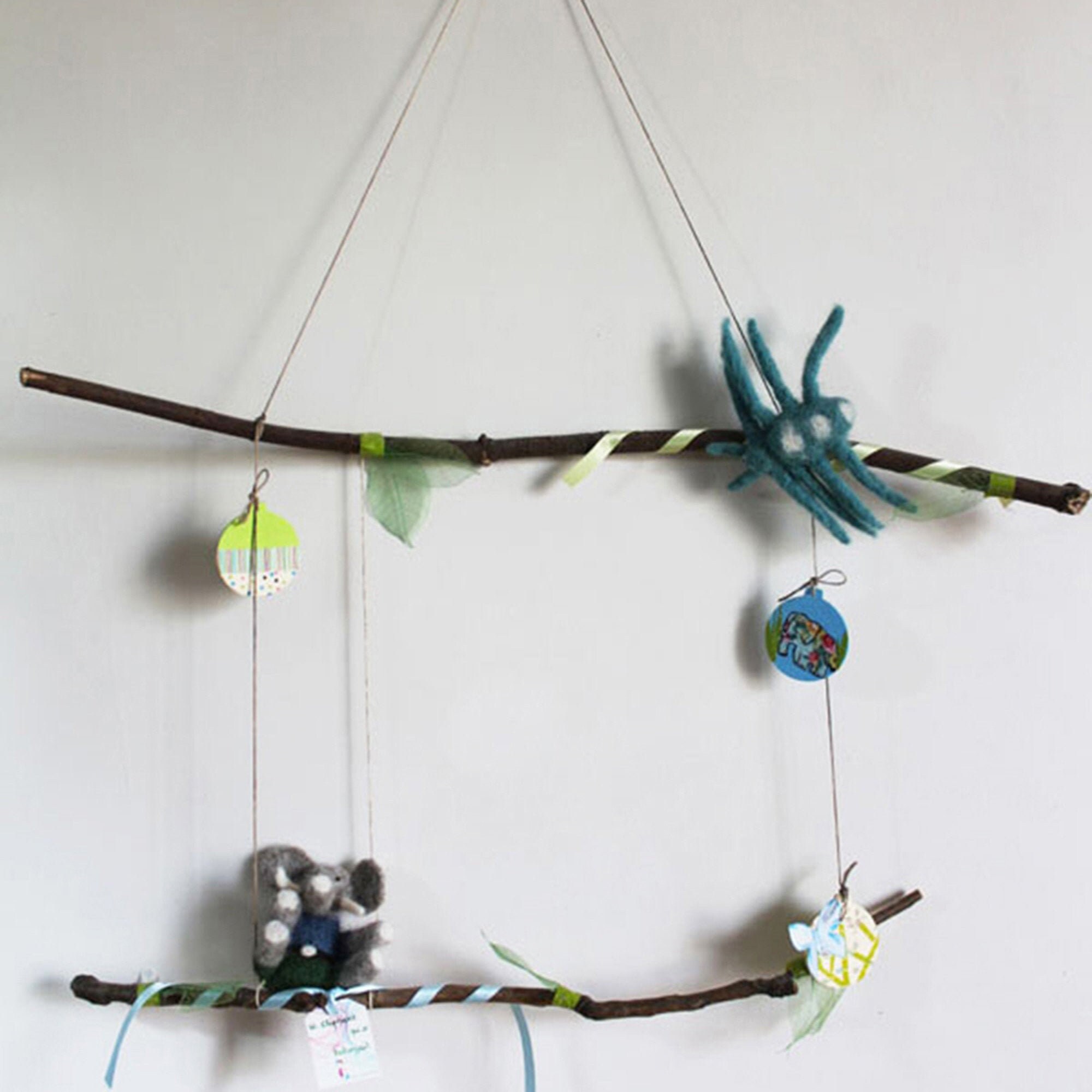 Mobile Éléphant et Araignée en Laine Feutrée