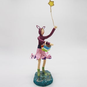 Sculpture de jeune fille avec étoiles en papier mâché image 3
