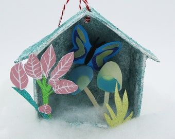 Maisonnette de Noël en papier mâché et papillon en papier découpé