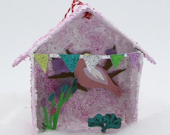 Maisonnette de Noël en papier mâché et oiseau en papier découpé