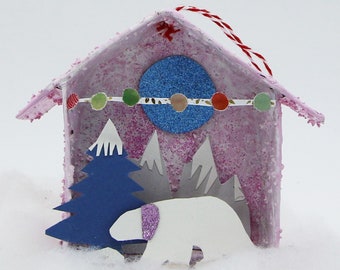 Maisonnette de Noël en papier mâché et ours polaire en papier découpé