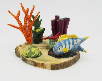 Presse papier Scène marine avec poisson tropical bleu et jaune en papier mâché