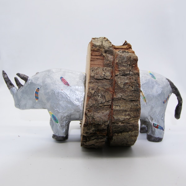 Serre livres rhinocéros en papier mâché et rondins de bois