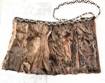 Pochette en cuir naturel et fourrure avec poignée en perles