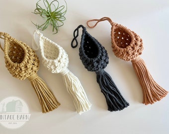 Può includere: Quattro portavasi in macramè in diversi colori: giallo senape, bianco, nero e marrone. Ogni portavaso ha un piccolo vaso a forma di lacrima e un lungo fiocco.
