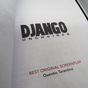 Puede incluir: Un primer plano de una portada de libro con el título "DJANGO UNCHAINED" en texto negro. Debajo del título, dice "BEST ORIGINAL SCREENPLAY" en texto rojo, seguido de "Quentin Tarantino" en texto negro.