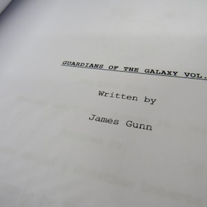 Può includere: Una pagina di titolo in bianco e nero per la sceneggiatura di Guardiani della Galassia Vol. 2, scritta da James Gunn.