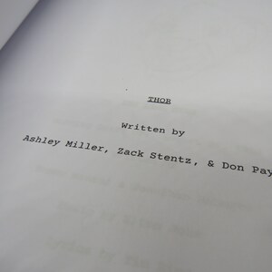 Può includere: Una pagina in bianco e nero con il titolo "THOR" e il testo "Scritto da Ashley Miller, Zack Stentz e Don Payne".