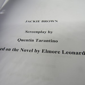 Puede incluir: Una página de título para el guion de la película "Jackie Brown" de Quentin Tarantino. El guion está basado en la novela de Elmore Leonard.