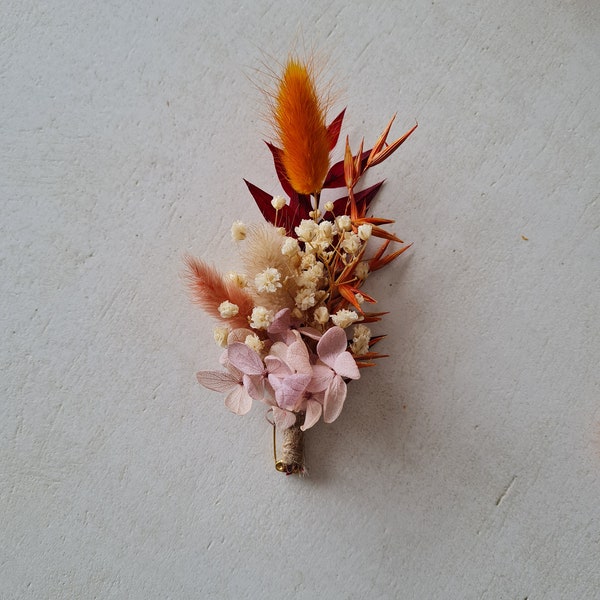 Boutonnière Mila pour marié, témoin, garçons d'honneurs. Accessoire réalisé en fleurs séchées et stabilisées.