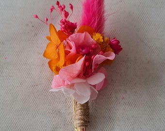 Boutonnière Mila para el novio, el padrino y los acompañantes. Un accesorio colorido hecho con flores secas y preservadas.