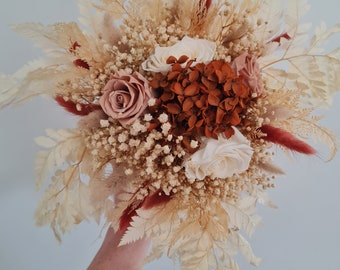 Bouquet de mariée en fleurs séchées & stabilisées, DolceVitta. Une composition aux couleurs tendance terracotta et beige