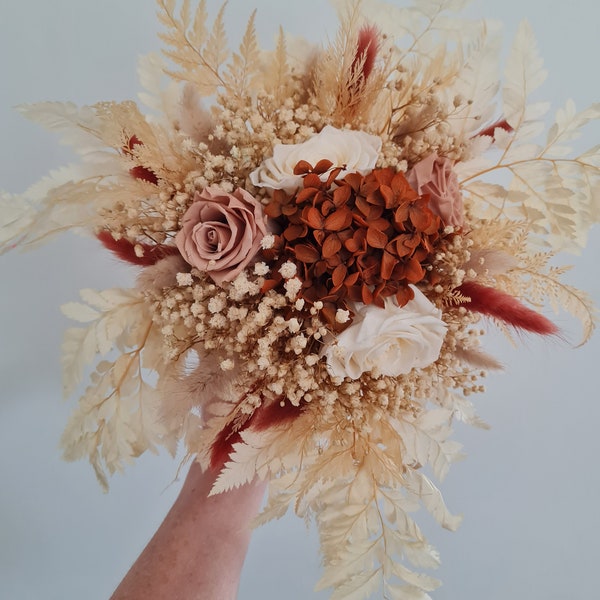 Bouquet de mariée en fleurs séchées & stabilisées, DolceVitta. Une composition aux couleurs tendance terracotta et beige