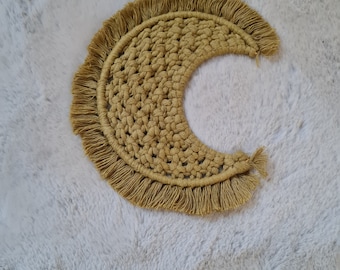 Lune en macramé. Décoration lune. Ðéco chambre d'enfant dans un coloris vert olive