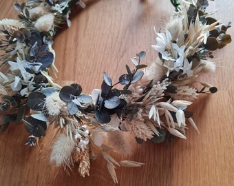 Couronne de fleurs pour un mariage champêtre ou bohème. Un accessoire en fleurs séchées et stabilisées.