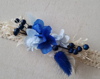 Bracelet mariée, demoiselle d'honneur en fleurs éternelles Athéna. Un accessoire tendance avec son coloris bleu cobalt