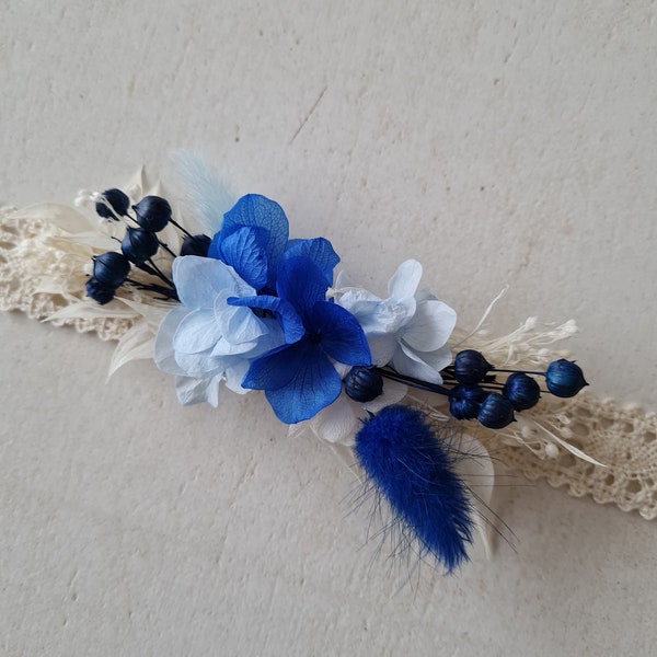 Bracelet mariée, demoiselle d'honneur en fleurs éternelles Athéna. Un accessoire tendance avec son coloris bleu cobalt