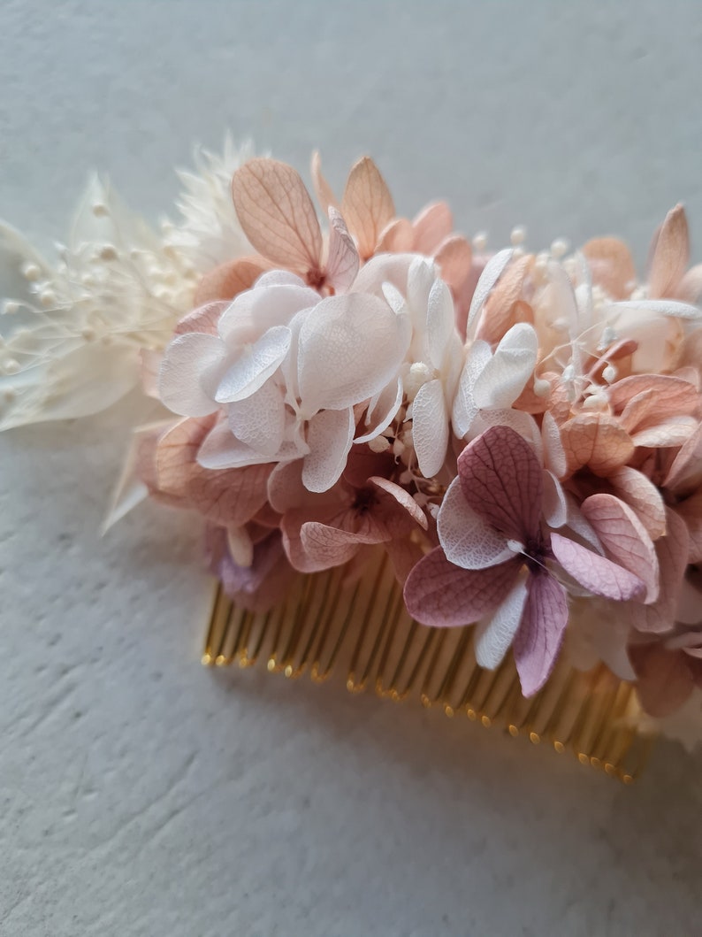 Peigne à cheveux Elia, en hortensia et broom bloom stabilisées. Un accessoire pour vôtre coiffure de mariage, EVJF, anniversaire, image 3