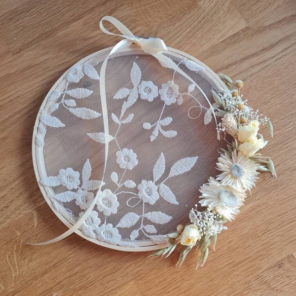 Porte alliances en fine dentelle orné de fleurs naturelles. Un accessoire idéal pour votre mariage bohème, champêtre