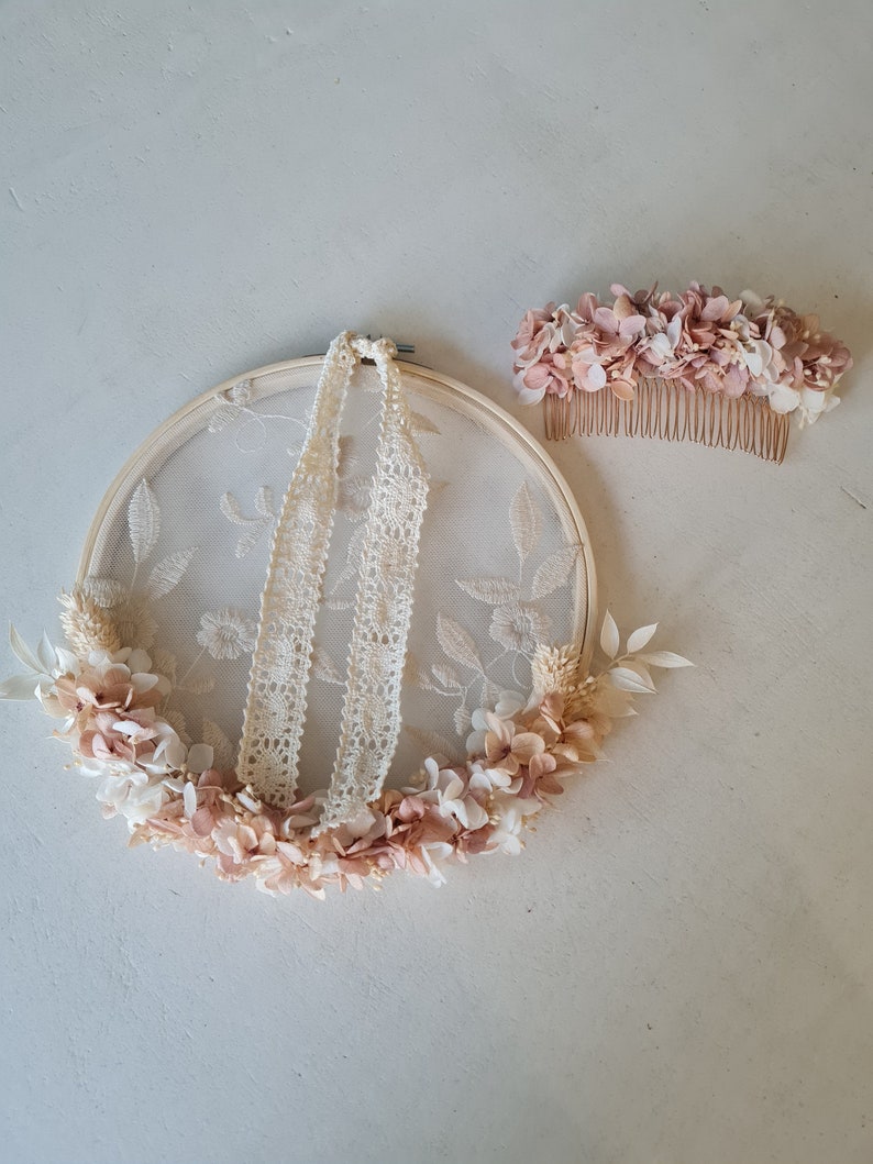 Porte alliances Elia pour un mariage romantique & bohème. Un accessoire délicat en fine dentelle et fleurs stabilisées image 4