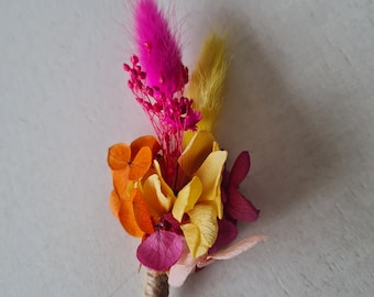 Boutonnière Monica pour marié, témoin, garçons d'honneurs. Accessoire coloré réalisé en fleurs séchées et stabilisées.