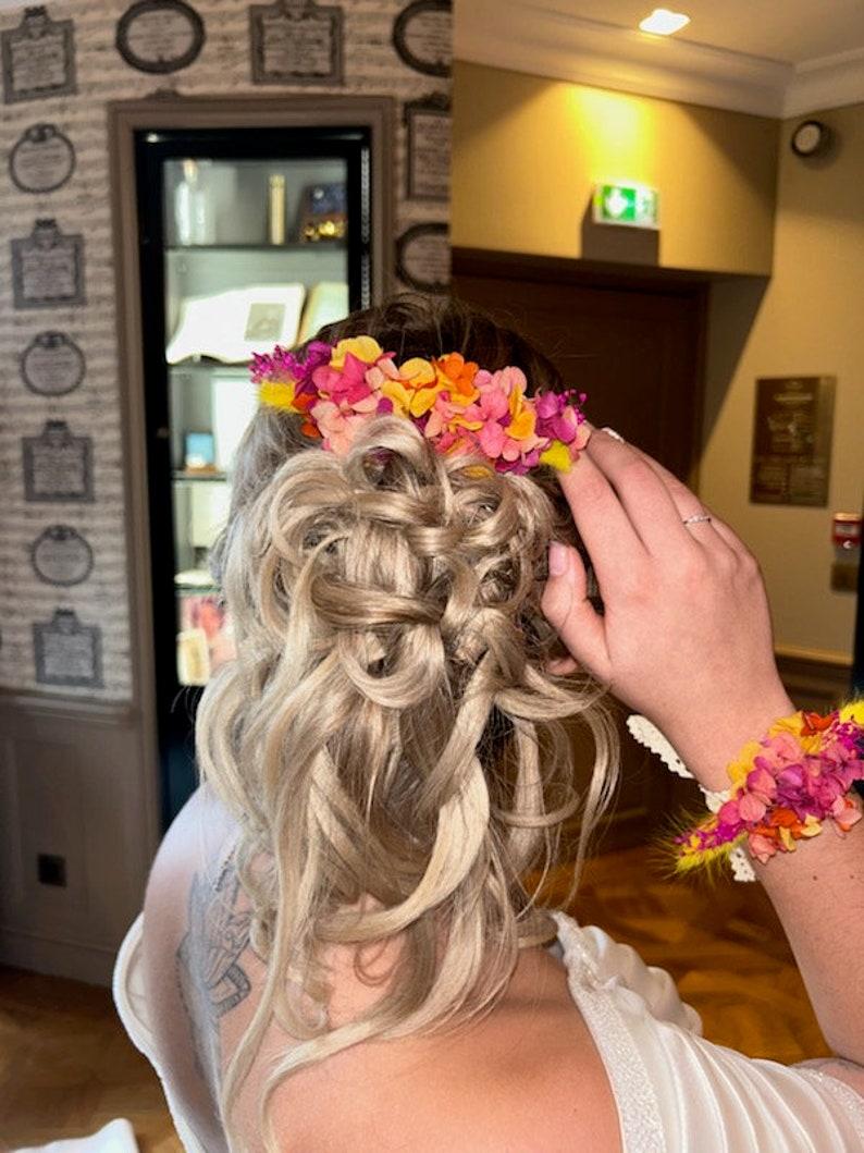 Peigne à cheveux Monica, en hortensia stabilisé. Un accessoire tendance pour vôtre coiffure de mariage, EVJF, anniversaire, image 2