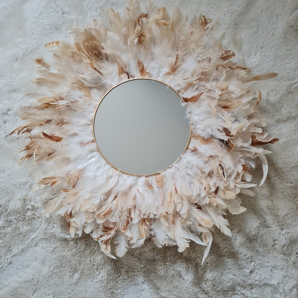 Juju hat aux couleurs douces. Une décoration originale pour votre intérieur. Miroir doré, plumes naturelles pour une ambiance bohème chic