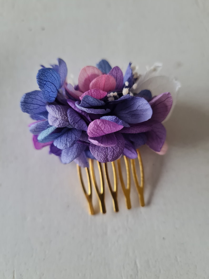 Peigne à cheveux, en hortensia stabilisé Joséphine. Un accessoire pour vôtre coiffure de mariée, dans des nuances de violet bleu mini peigne