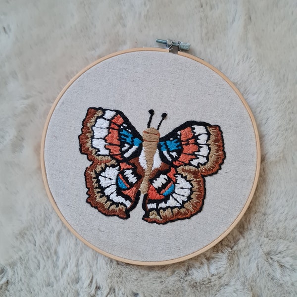 Tambour brodé à la main papillon. Une décoration murale pour les amoureux de la nature. Une pièce unique pour vôtre intérieur.