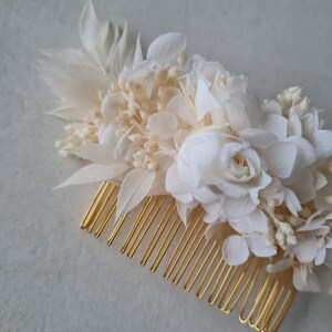 Peigne à cheveux Julia, en hortensia blanc et broom bloom stabilisées. Un accessoire pour vôtre coiffure de mariage, EVJF, anniversaire, image 3