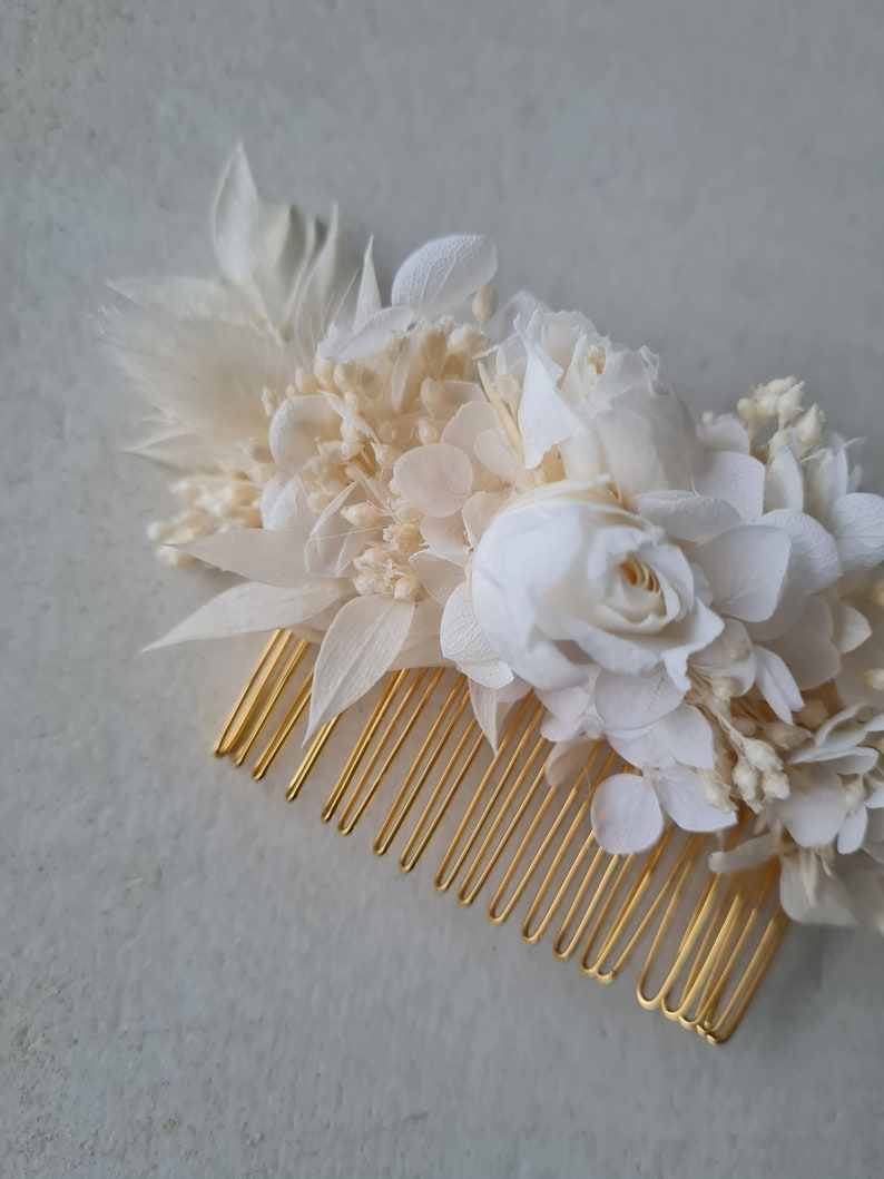 Peigne à cheveux Julia, en hortensia blanc et broom bloom stabilisées. Un accessoire pour vôtre coiffure de mariage, EVJF, anniversaire, image 3