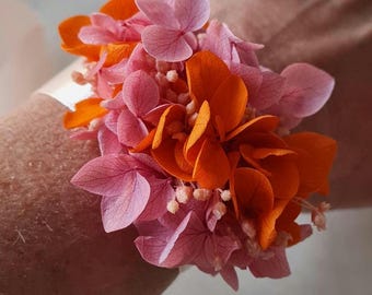 Pulsera Vahina con diseño de flor eterna para novias y damas de honor. Un accesorio vibrante para una boda a la última moda.