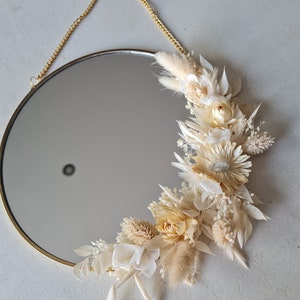 Miroir à chaînette doré et fleurs séchées image 5