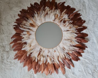 Juju hat aux couleurs chaudes. Miroir à plumes marron & beige. Décoration murale originale en plumes naturelles, pour une ambiance ethnique