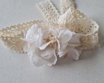 Bracelet mariée, demoiselle d'honneur, témoins Céleste. Un accessoire idéal pour un mariage bohème réalisé en fleurs stabilisées, hortensia