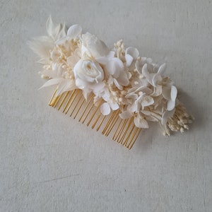 Peigne à cheveux Julia, en hortensia blanc et broom bloom stabilisées. Un accessoire pour vôtre coiffure de mariage, EVJF, anniversaire, image 2