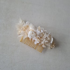 Peigne à cheveux Julia, en hortensia blanc et broom bloom stabilisées. Un accessoire pour vôtre coiffure de mariage, EVJF, anniversaire, image 6