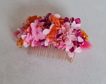 Peineta Vahiana, hecha de hortensia preservada y flor de retama. Un accesorio colorido para tu peinado de boda, despedida de soltera o cumpleaños.