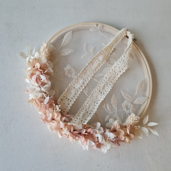 Porte alliances Elia pour un mariage romantique & bohème. Un accessoire délicat en fine dentelle et fleurs stabilisées