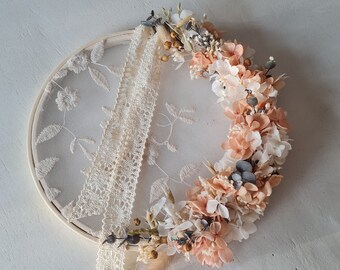 Porta anillos de boda Gabriela para una boda romántica y boho. Un delicado complemento en fino encaje y flores preservadas